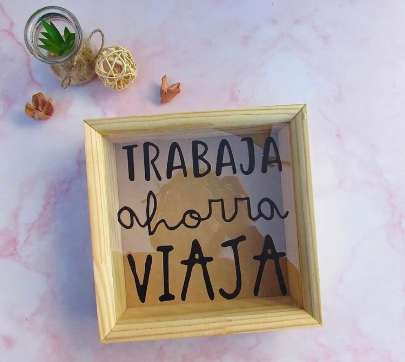 Alcancía “trabaja, ahorra y viaja”